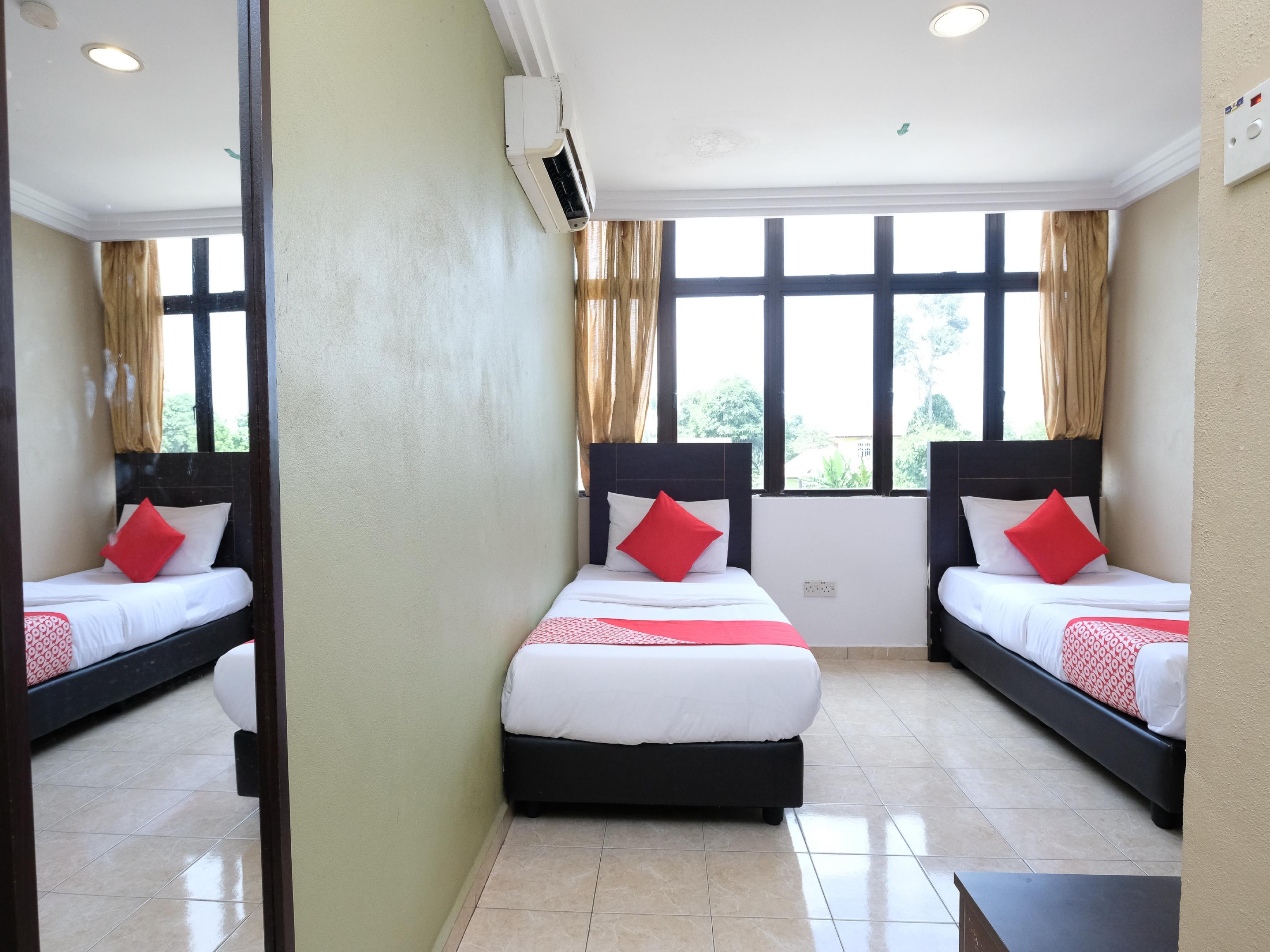 Oyo 717 Mr J Hotel Wakaf Che Yeh 2 Ngoại thất bức ảnh