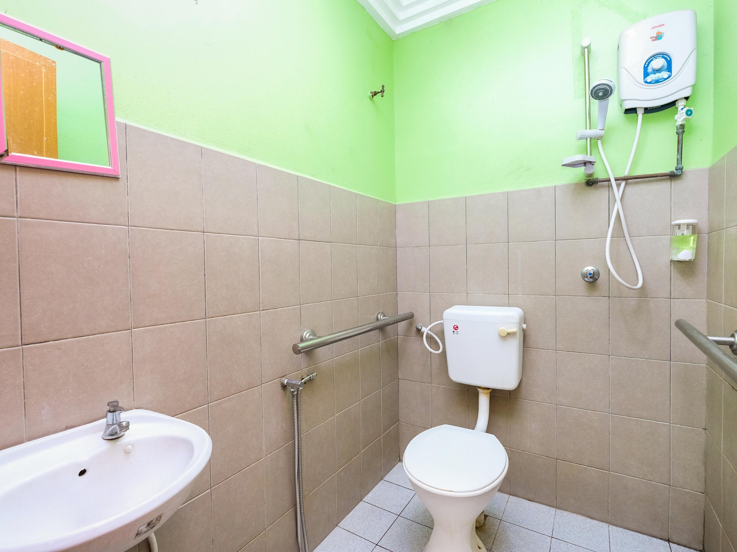 Oyo 717 Mr J Hotel Wakaf Che Yeh 2 Ngoại thất bức ảnh